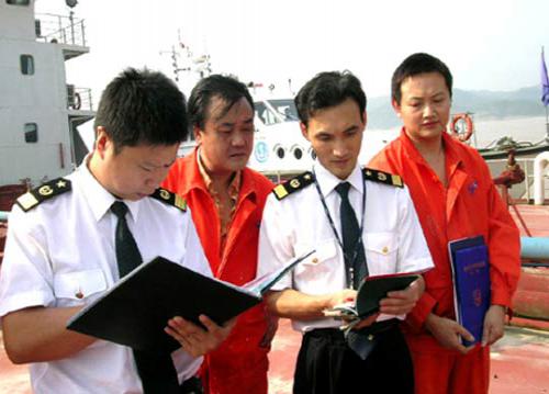 威海海事重察危險(xiǎn)品碼頭安全和防污工作